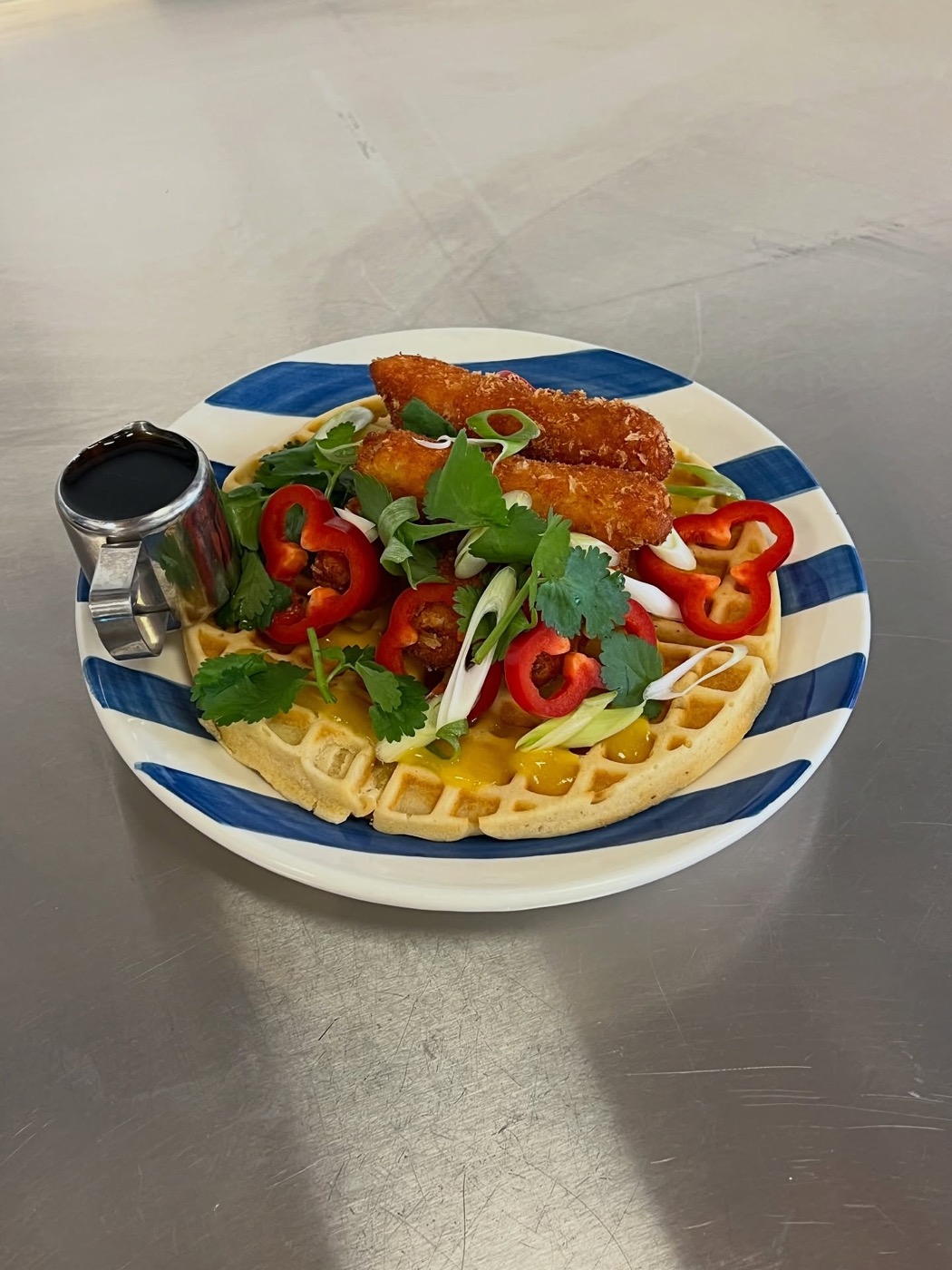 Chicken & waffle: belgisk våffla med friterad kyckling, paprika och koriander, lönnsirap vid sidan